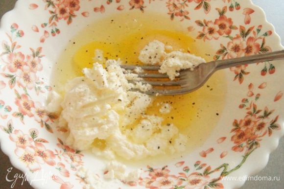 Яйца смешать с творожным сыром, солью и перцем.