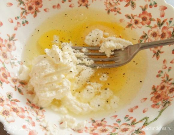 Яйца смешать с творожным сыром, солью и перцем.