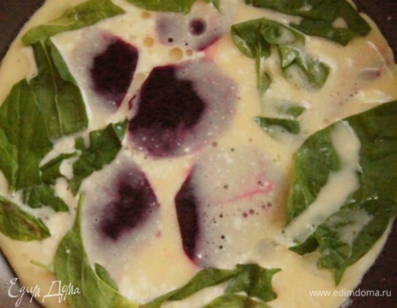 В сковородку налить масло, нагреть. Вылить яичную смесь, сверху разложить свеклу и шпинат.
