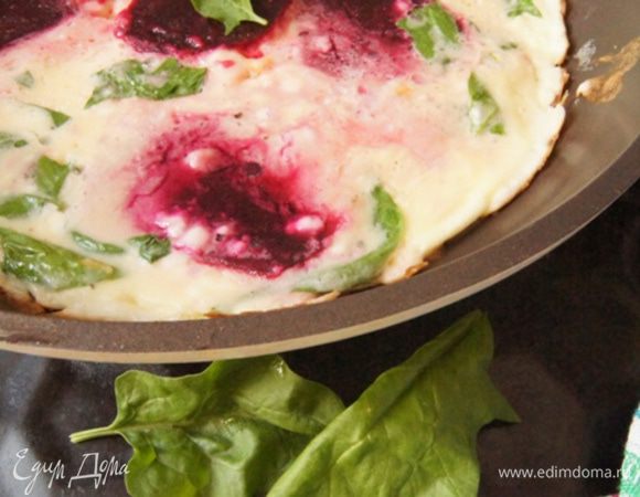 Готовить такой омлет на среднем огне около 3 минут. Сверху он должен оставаться не плотным. Главное не пережарить, чтобы он не стал резиновым.
Приятного завтрака!