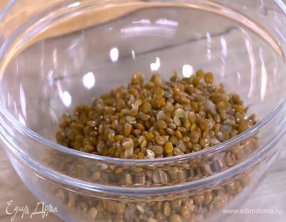 Чечевицу отварить согласно инструкции на упаковке.