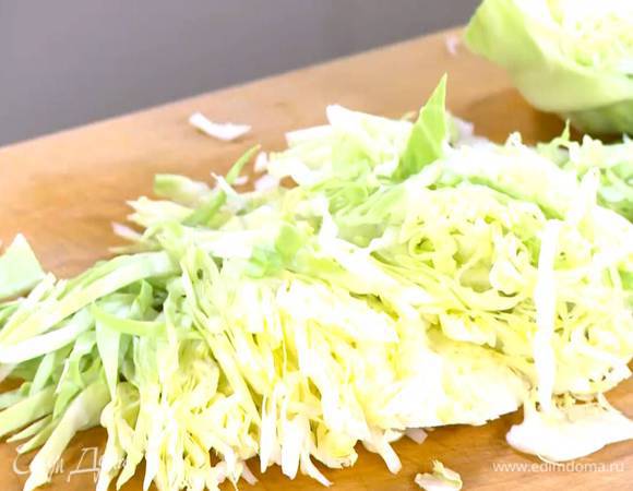 Капусту тонко нашинковать.