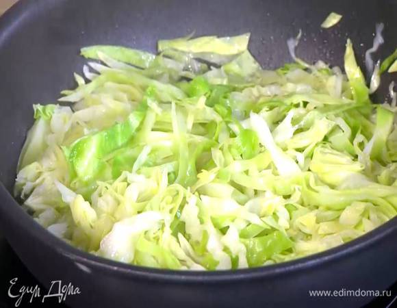 Разогреть в сковороде 1 ст. ложку оливкового масла и слегка обжарить капусту, затем влить вино, накрыть сковороду крышкой и томить, пока капуста не станет мягкой.