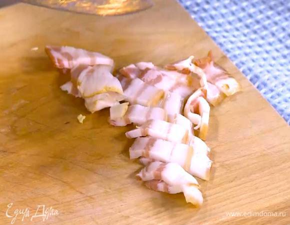 Сало нарезать небольшими кусочками.