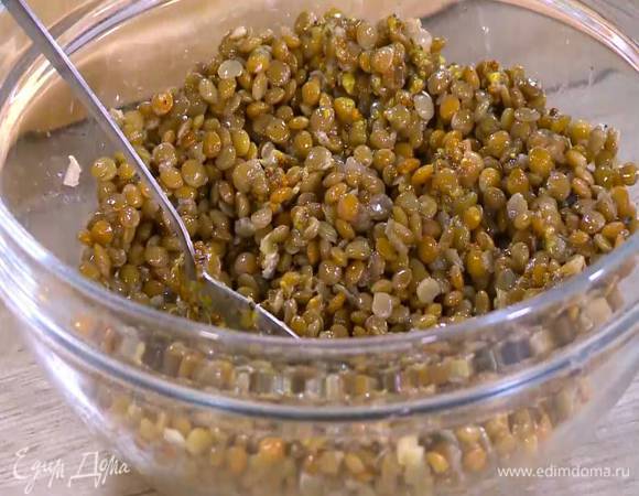 Отваренную чечевицу сбрызнуть оливковым маслом Extra Virgin, лимонным соком, добавить горчицу, посолить, поперчить и перемешать.