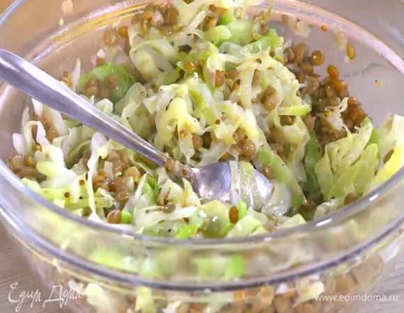 Готовую капусту добавить к чечевице и еще раз все перемешать.