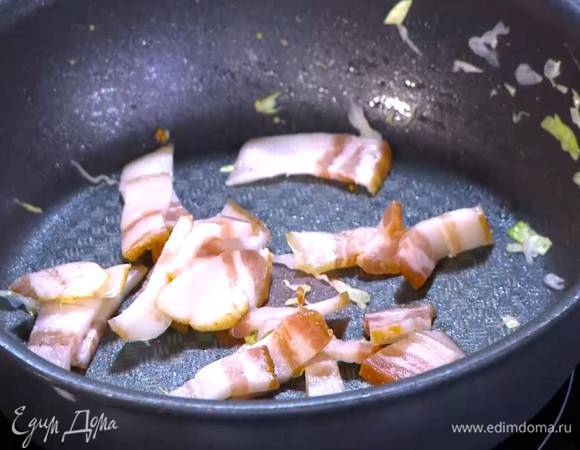 На сковороде, где томилась капуста, обжарить сало.