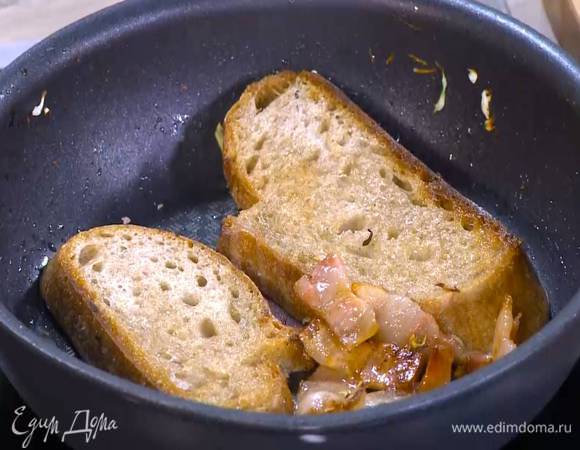 Влить в сковороду с салом оставшееся оливковое масло и обжарить хлеб до золотистого цвета.