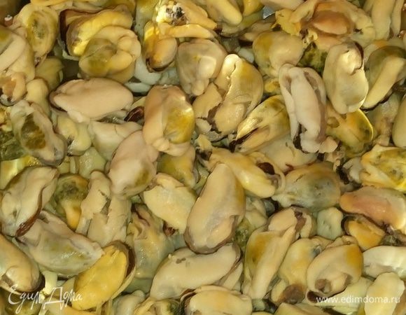 Мидии (500 г) заранее разморозить. Промыть.