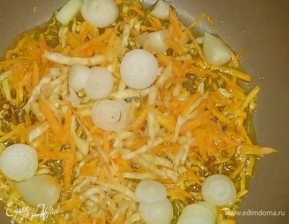 Поджарить на растительном масле 5 минут, помешивая.