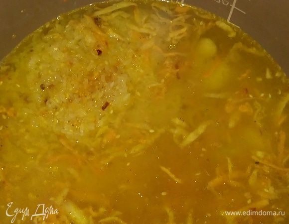 Добавить рис, соль, специи по вкусу, куркуму обжарить 2 минуты. Залить кипятком. Добавить целую головку молодого чеснока.