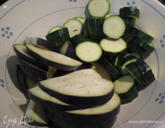 Разогреть духовку до 200°С.
Овощи нарезать кольцами, если крупные — полукольцами.