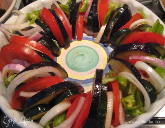 Форму для запекания смазать оливковым маслом, разложить овощи по кругу, чередуя между собой. Смазать оливковым маслом, посолить, поперчить, запечь 20 минут.