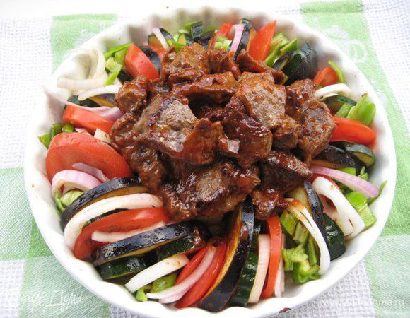 Достать форму, в центр выложить мясо, посыпать чесноком, на дно формы налить вино, продолжить запекание еще 20 минут (до готовности овощей)