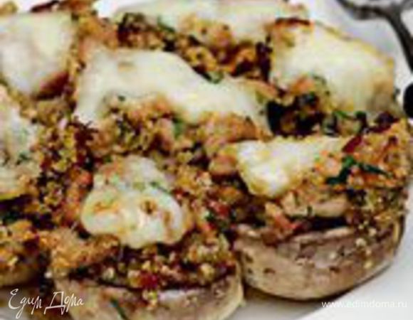 Пока шампиньоны запекаются, нарежьте моцареллу на 24– 28 кусочков. Выложите на каждый гриб по кусочку моцареллы, верните в духовку, чтобы моцарелла расплавилась, еще на 5–7 минут. Подавайте горячими или теплыми.