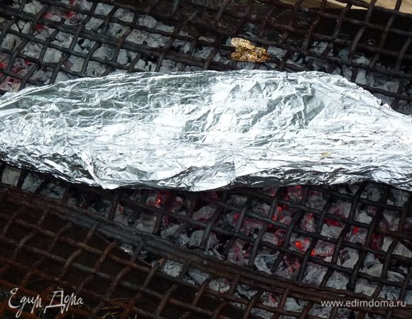 Запекать на решетке 10 минут, затем перевернуть и запекать еще 10 минут. Затем перевернуть через 5 минут, повторить два раза. По истечении 30 минут фольгу развернуть, чтобы лишняя жидкость испарилась. Следует учесть, что судак готовится быстрее, чем другая рыба. Стоит учесть также количество жара, у нас средний. Если готовить в духовке, то время запекания 20-25 минут, затем развернуть и 5 минут подрумянить.