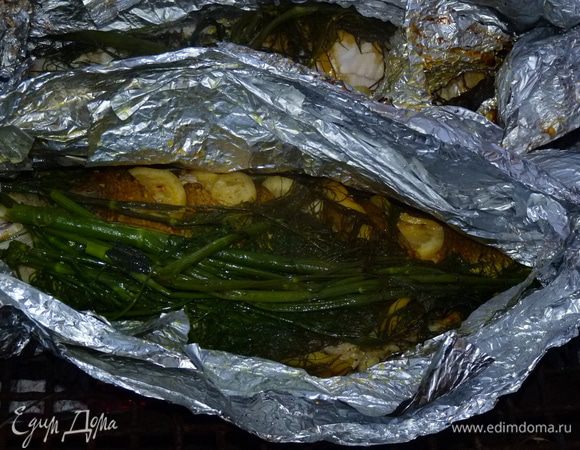 Освободить рыбу от фольги и укропа.