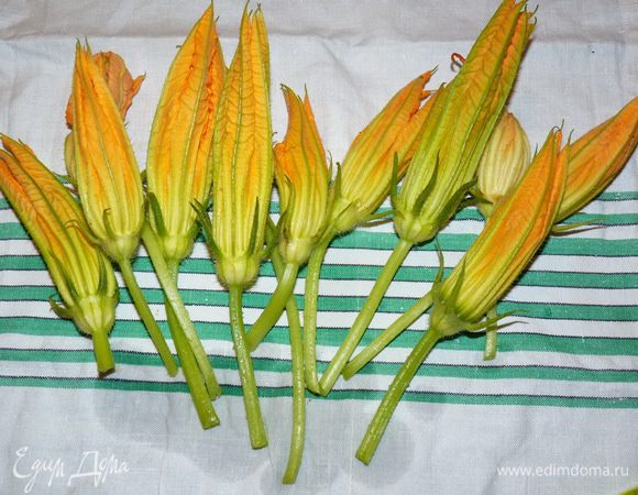 Цветки помыть, обсушить на полотенце.