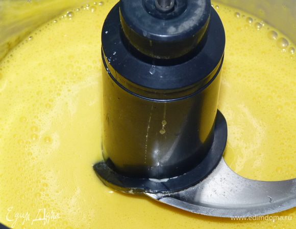 Яйца взбить с молоком, солью, куркумой.