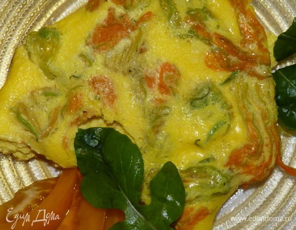 На сковороде растопить сливочное масло и прожарить под крышкой цветки 3-5 минут. Залить яичной массой и жарить под крышкой на медленном огне до готовности. Подавать горячим.