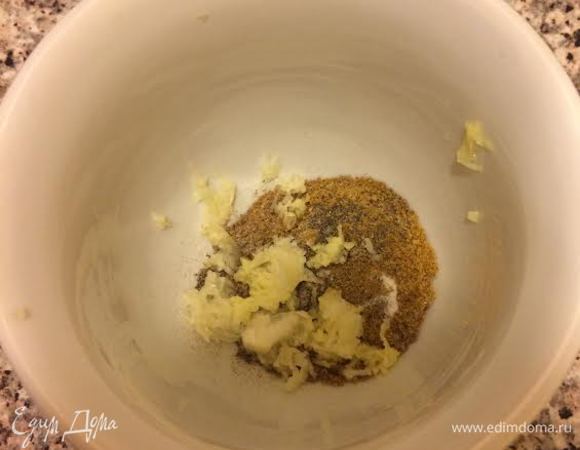 В ступке смешать: соль, имбирь, чеснок, кардамон, кориандр, тмин.