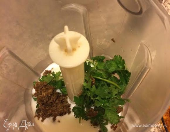Взбить в блендере: кинзу, йогурт, сок лайма и перетертые специи.