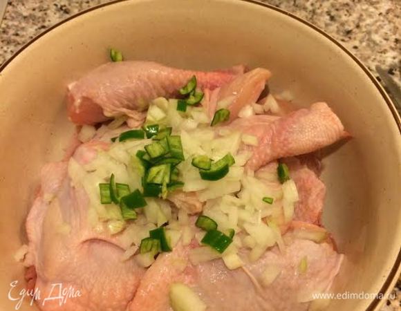 Курицу нарезать на порционные кусочки (так она лучше впитает в себя маринад), уложить в миску, добавить нарезанный лук и перец.