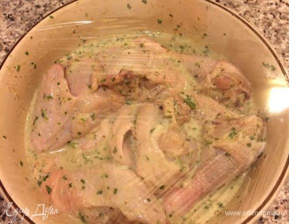 Залить маринадом, перемешать, накрыть пленкой и отправить в холодильник мариноваться не менее 4-х часов.