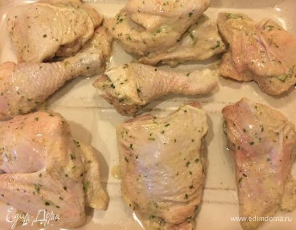 Духовку нагреть до 200°С. Выложить курицу на противень, сбрызнуть оливковым маслом.