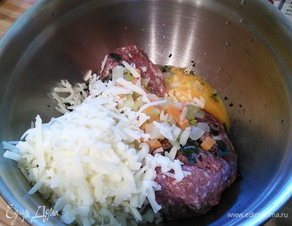 Готовим фарш: в миске смешать ингредиенты для фарша. Вместо сухарной крошки я добавляю соду, на это количество фарша достаточно 1/4 ч ложки. Если вы не используете соду, то замочите 3 ст. л. сухарей или кусочек старой булочки в 3 ст. л. молока и добавьте в фарш. 