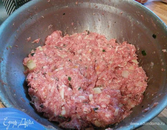 В фарш добавить горячую зажарку и все тщательно вымешать. Добавить несколько ложек теплой воды при замешивании для сочности. 
