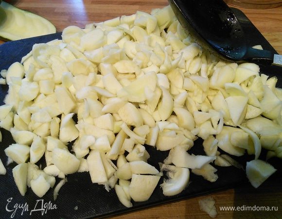 Тут секретный ингредиент: кабачок. Мякоть от кабачков у меня осталась после их фаршировки, ее я и добавила в соус. 