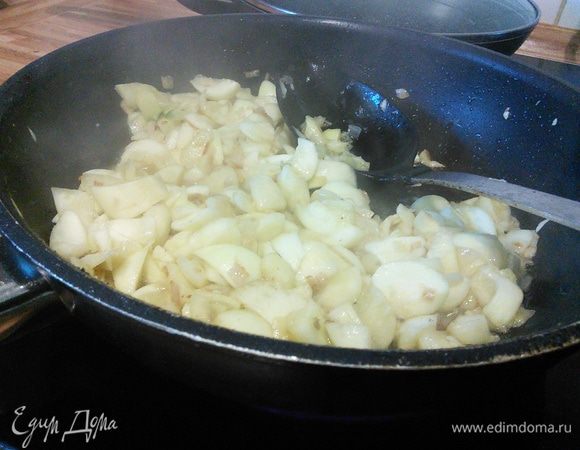 Вам же настоятельно рекомендую добавить натертый кабачок в соус. Обжарить минуту с луком и чесноком. 