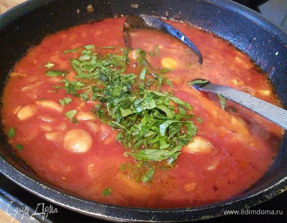 Влить пассату, добавить зелень. У меня были довольно крупные кусочки кабачков, поэтому мне пришлось пюрировать соус. Если вы натрете его на мелкой терке, то этот шаг можно пропустить. Проварить соус на слабом огне в течении 10 мин. 