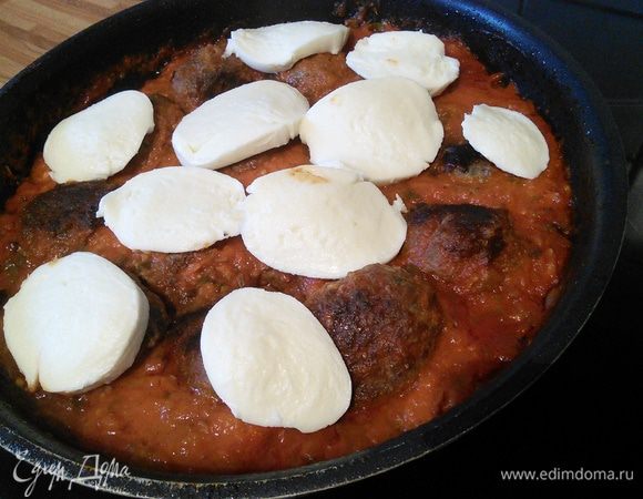 Моцареллу нарезать тонкими ломтиками и выложить поверх тефтелек. 