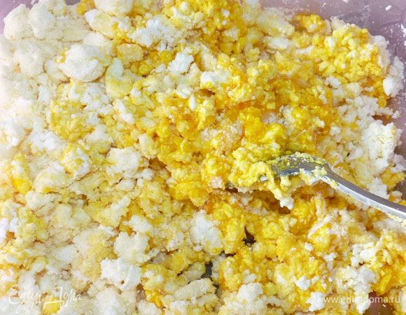 Творог смешать с желтками, ванильным сахаром, сахарной пудрой, крахмалом, щепоткой соли и манкой. Перетереть ложкой до однородной массы (творог я брала жирный, домашний), тесто получается нежное, бархатное на ощупь. 