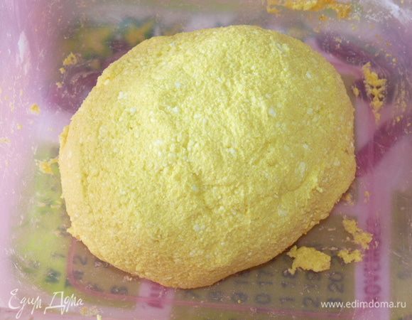 Оставить тесто на 30 минут, пускай манка разбухнет.