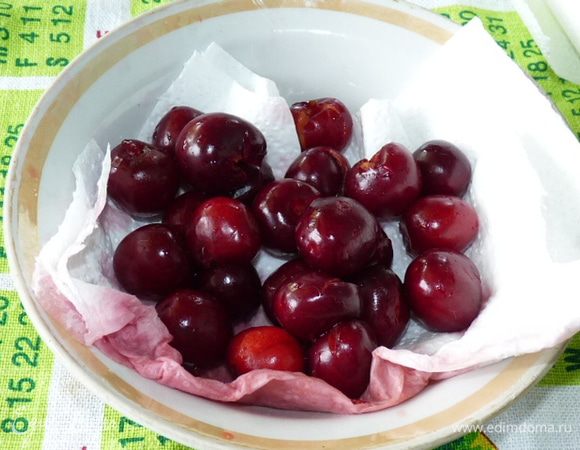 Тем временем очистить черешню от косточек. Выложить на бумажное полотенце, чтобы убрать лишнюю жидкость.