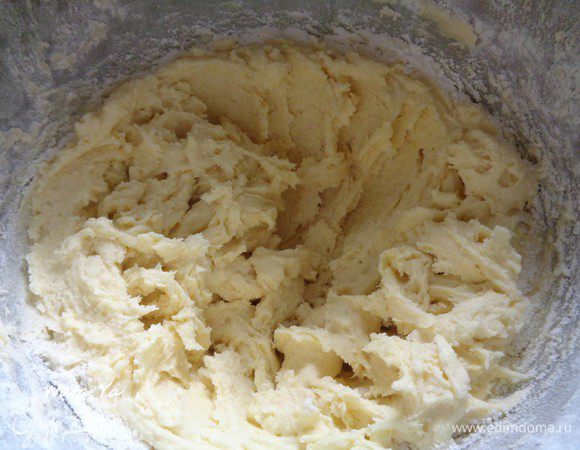 Просеять 350 г муки и пекарский порошок. В два-три захода вмешать в масляную смесь. 