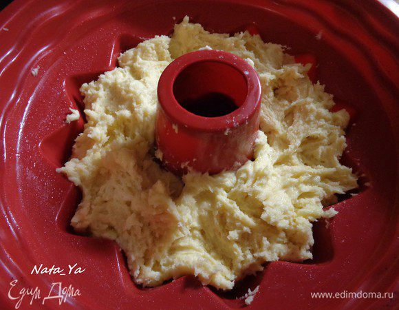 Выложить тесто в форму. Я просто брала ложкой и выкладывала на дно формы. Пару раз пристукнуть формой о стол, чтобы тесто «прижалось» ко дну.