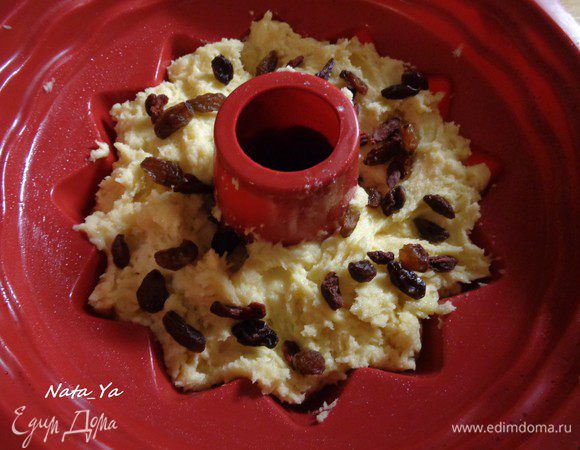 Я изюмом не присыпала кольцо сверху, а половиной присыпала тесто, а вторую половину добавила в верхний слой.