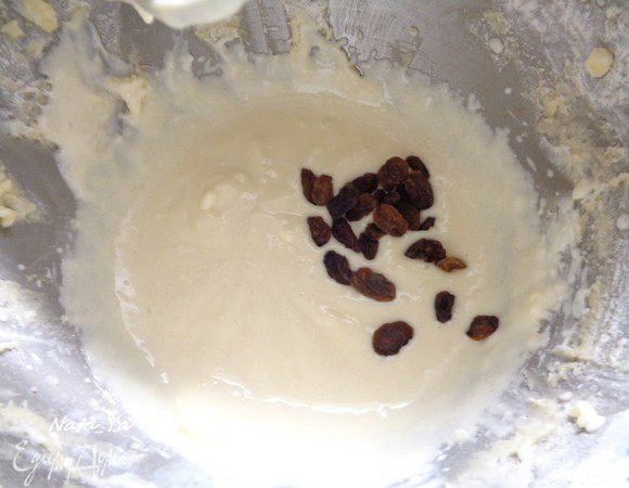 Я еще добавила изюм (хотя можете, как в оригинале рецепта использовать весь изюм для присыпки).