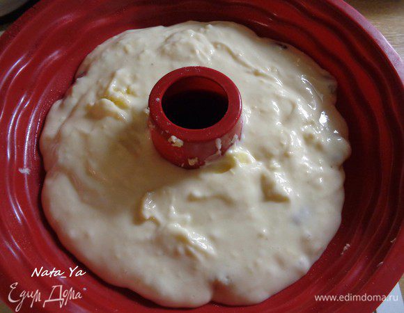 Выложить на тесто и разровнять. 