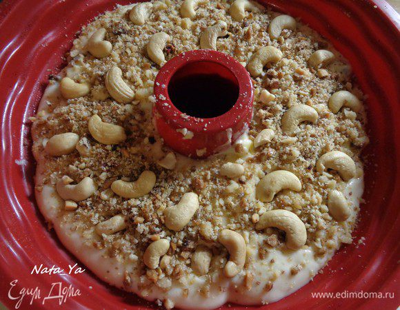 Посыпать орехами (и изюмом, если не использовали его так, как я). Изюмом я решила не присыпать кекс по той простой причине, что побоялась, что при выпекании он подгорит. А вот обжаренные орешки сверху — это то, что надо! Я использовала смесь орехов (измельчив ее предварительно в фуд-процессоре) и целые орешки кешью.