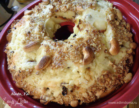 Поставить в нагретую до 200°С духовку и выпекать 50 минут. Если верх начнет зарумяниваться, прикрыть фольгой, блестящей стороной вверх. Вот такой он сразу после выпечки.