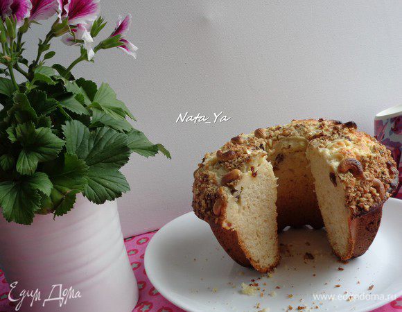 Структура пористая, воздушная, светлый мякиш и изумительный творожно-ореховый вкус.