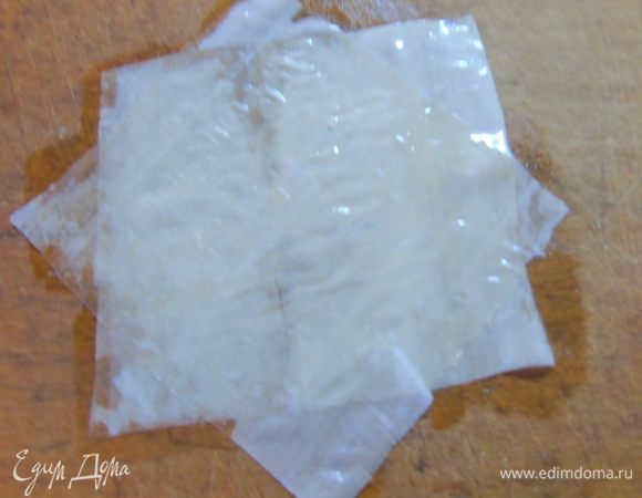 Сверху первого слоя кладем второй слегка наискось, и снова смазываем сливочным маслом, так делаем 6-7 слоев. Хорошо смазываем края, тогда они не пригорят в процессе выпечки.