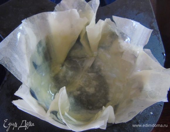 Выкладываем конструкцию в форму для маффинов.