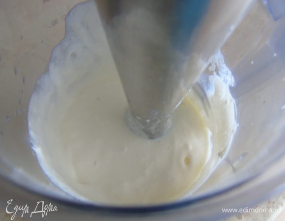 Творог с сахарной пудрой взбиваем блендером, а если у вас йогурт, то просто смешиваем с сахарной пудрой по вкусу.