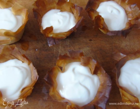 Наполняем наши корзиночки кремом.